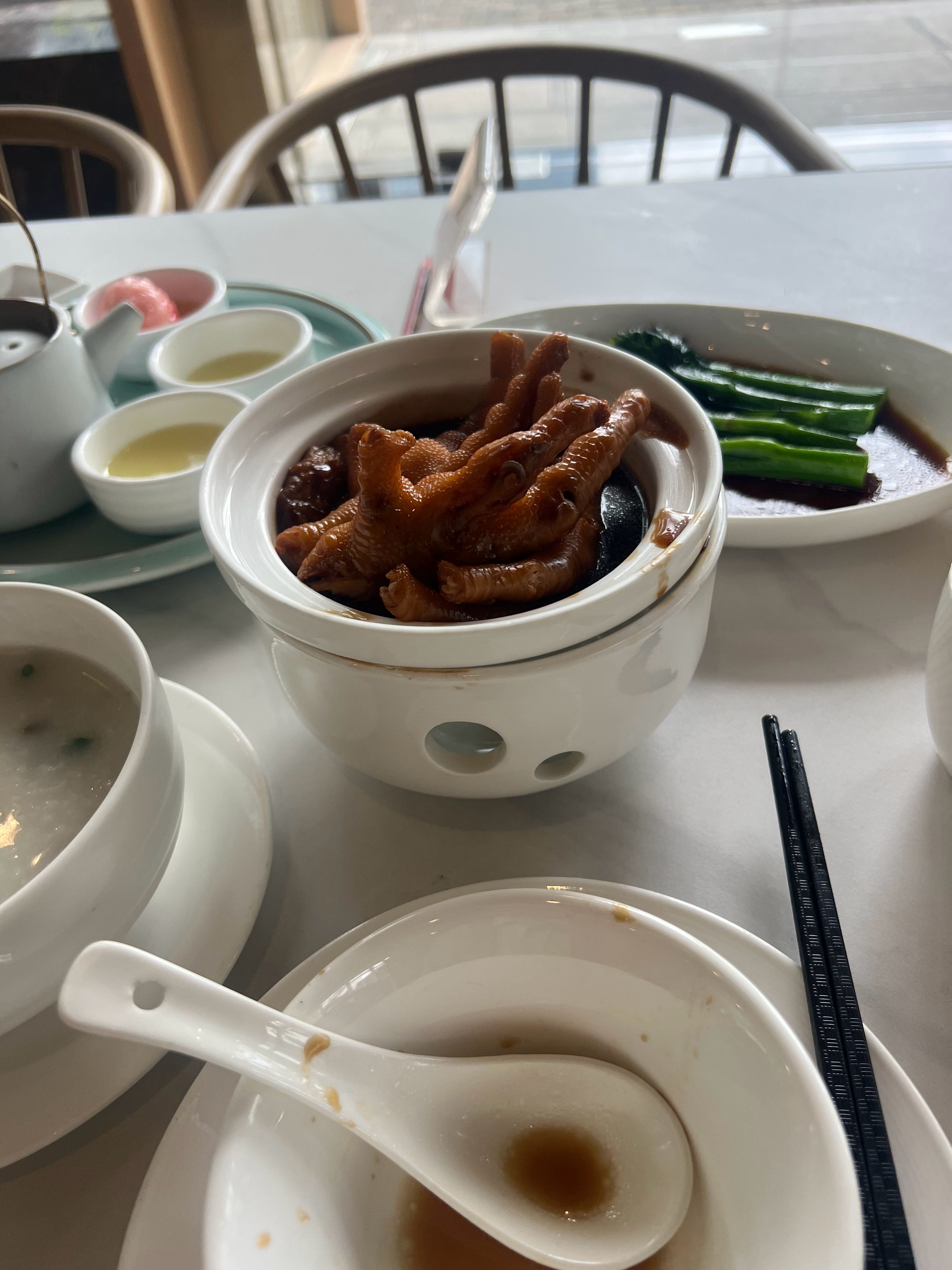 深圳传统老字号茶楼每一件点心都有浓浓的广府味道深圳人对早茶有着蜜汁般热爱沏一壶清