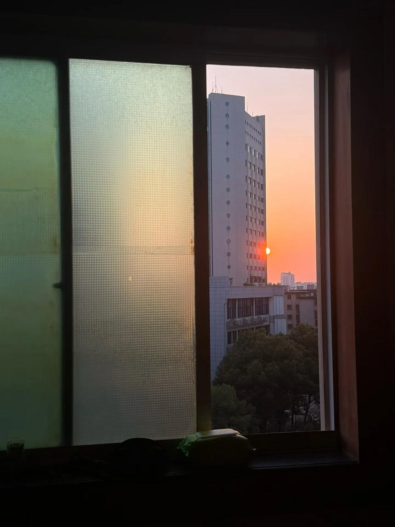 今天起晚了点，窗口看到日出🌅，果断放弃江边，走街串巷来，童年人矮脚小，感觉这一