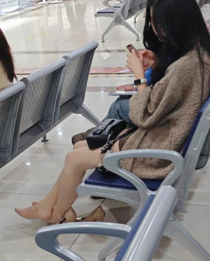 公共场合脱鞋就算了，
还故意用肉色袜+裸色鞋装光脚，
这素质和小心机，真的绝了！