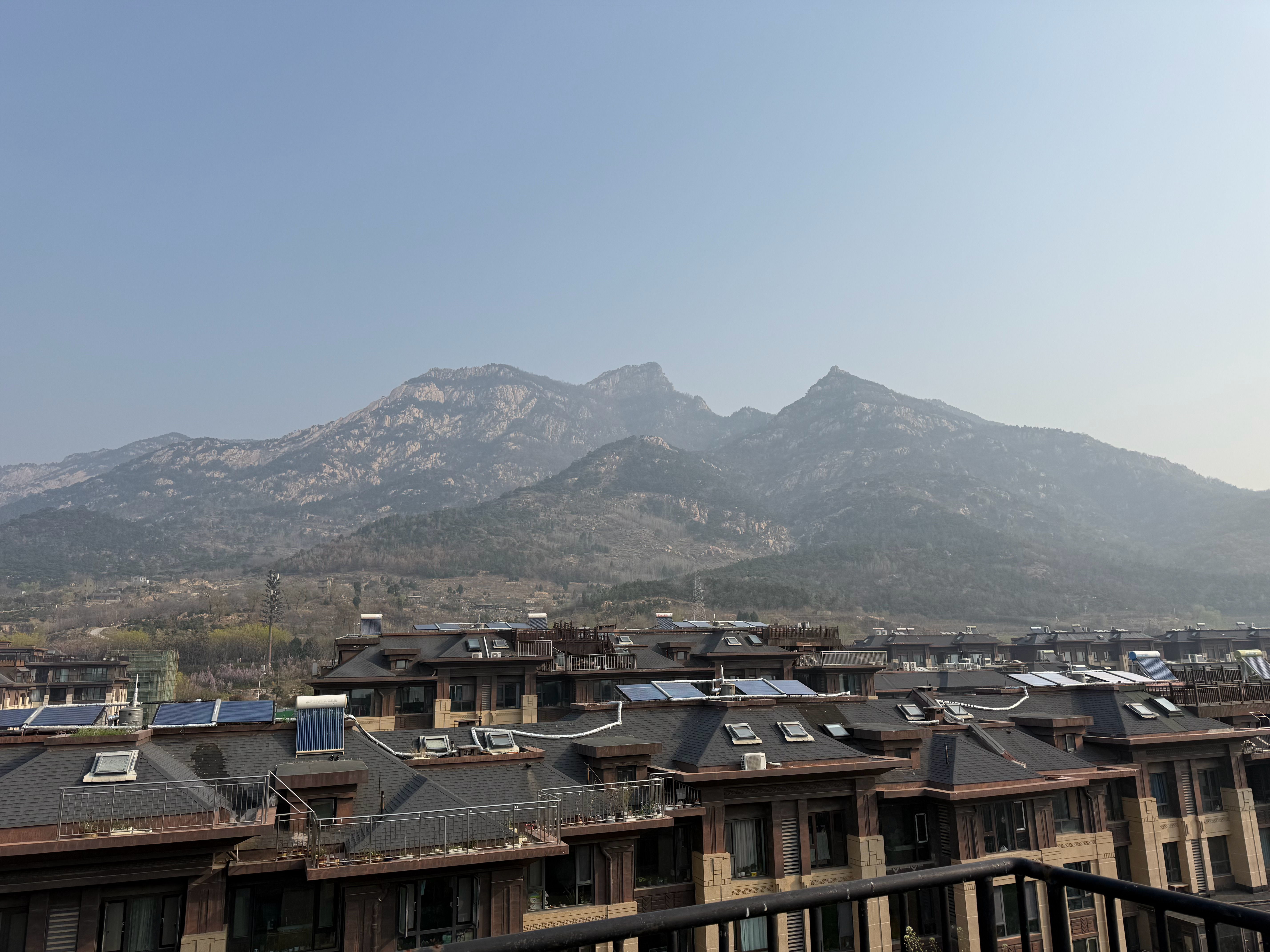 好久没有一睁眼，看泰山的生活了，从上大学离开泰安，回家的日子真是屈指可数呀，以后