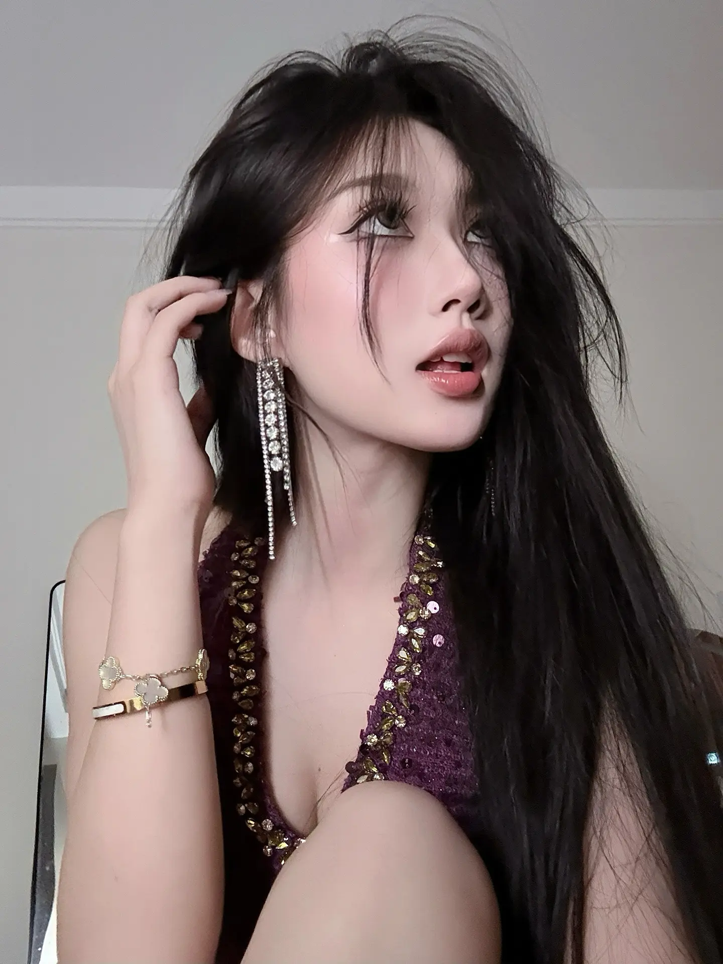 在干嘛呢 不会又顶着你那漂亮脸蛋 在给别人当舔狗吧？