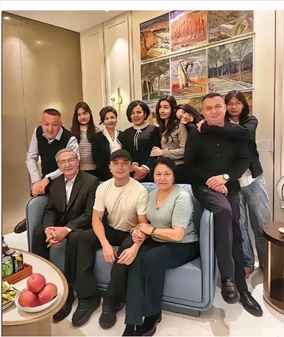 这个世界上最搞不懂得，就是尼格买提的父母了。明明各自都离婚带娃，居然二婚又生了个