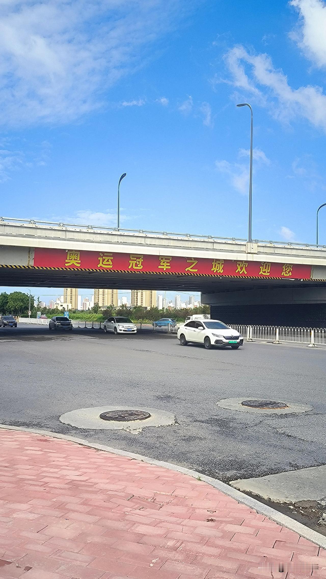 实拍雨过天晴后，保定东二环快速路桥下复兴路口现状。