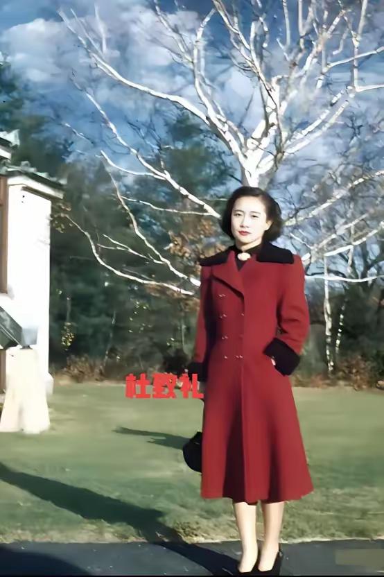 杨振宁发妻杜致礼有多美？1949年美国留影里，22岁的她藏着超越颜值的风骨
​​