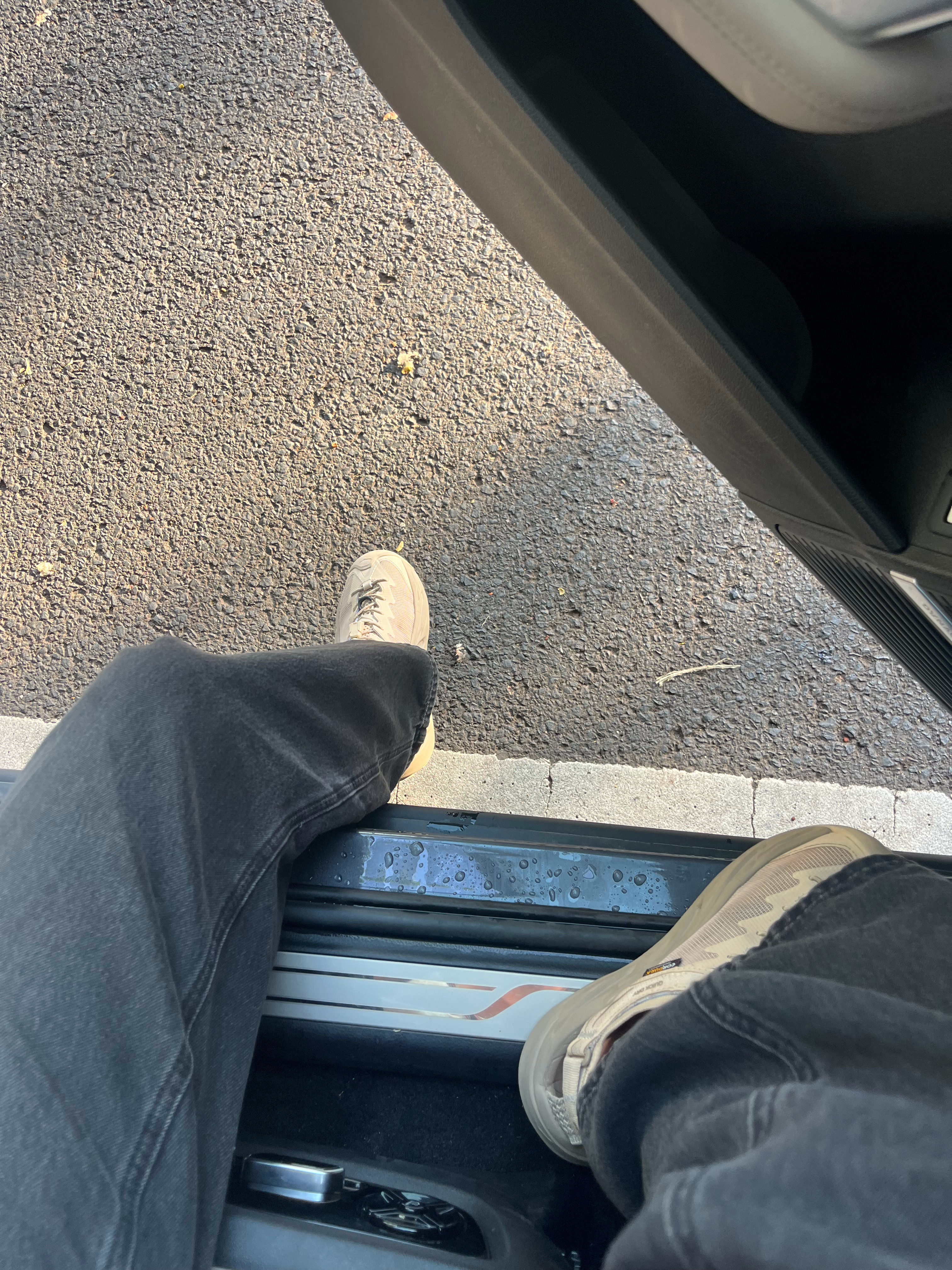 太尴尬了 为什么我不买SUV？还不是因为下车的时候脚踩不到底[泪奔][泪奔] ​