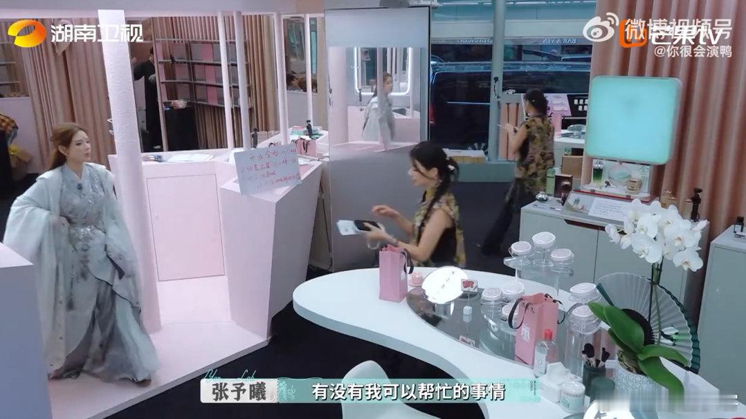张予曦[超话]张予曦眉间红痣惊艳巴黎巴黎合伙人名场面巴黎合伙人 看她接待顾客时，