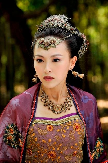 主持人，曹可凡，问演员唐嫣，你入行这些年，心态有什么变化。唐嫣说，一开始，是希望