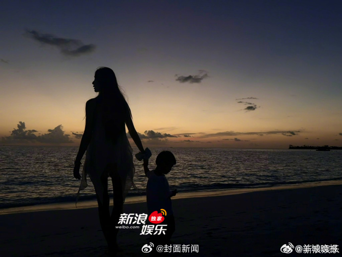 【#黄子韬徐艺洋海边牵孩子合照#】#黄子韬徐艺洋宣布当爸妈# 15日，晒照宣布升