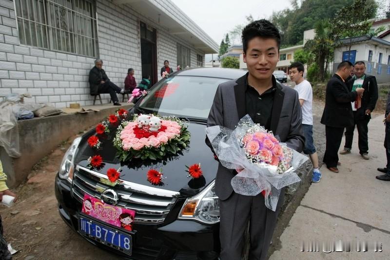 婚礼上新郎爸爸成全场最高兴的人 最近婚礼上的趣事可真不少。四川南充一场婚礼，新郎