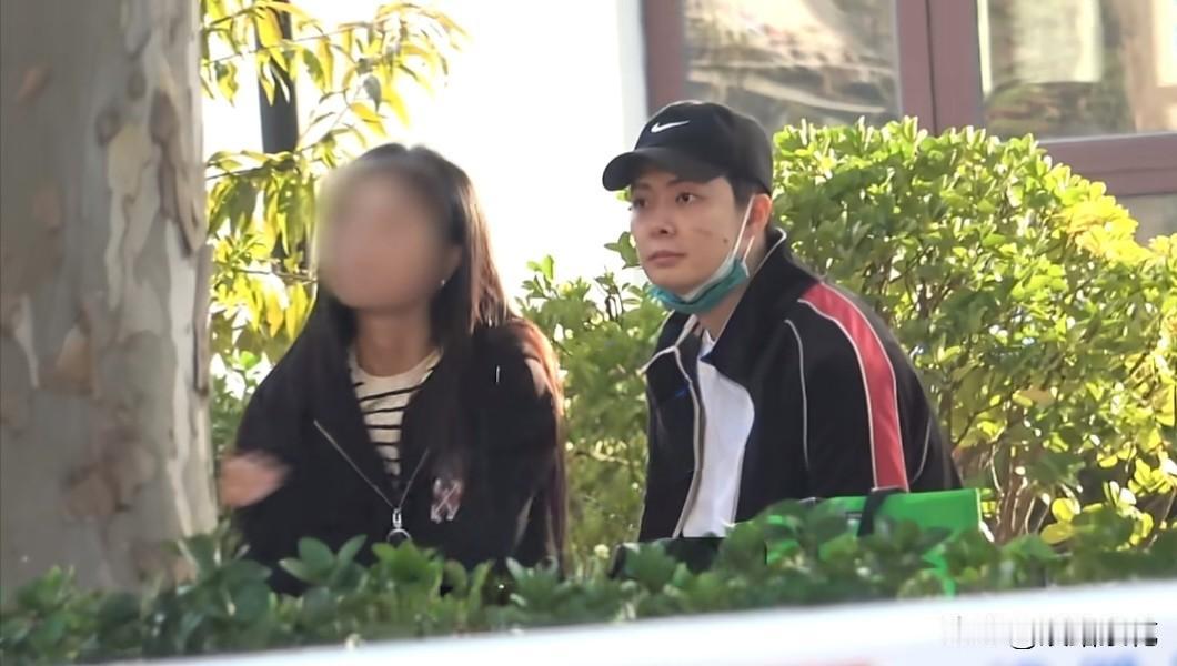 近日，张铭恩引发了网友热议。原因是八卦媒体曝光了一段视频，只见他和女友在路边激烈