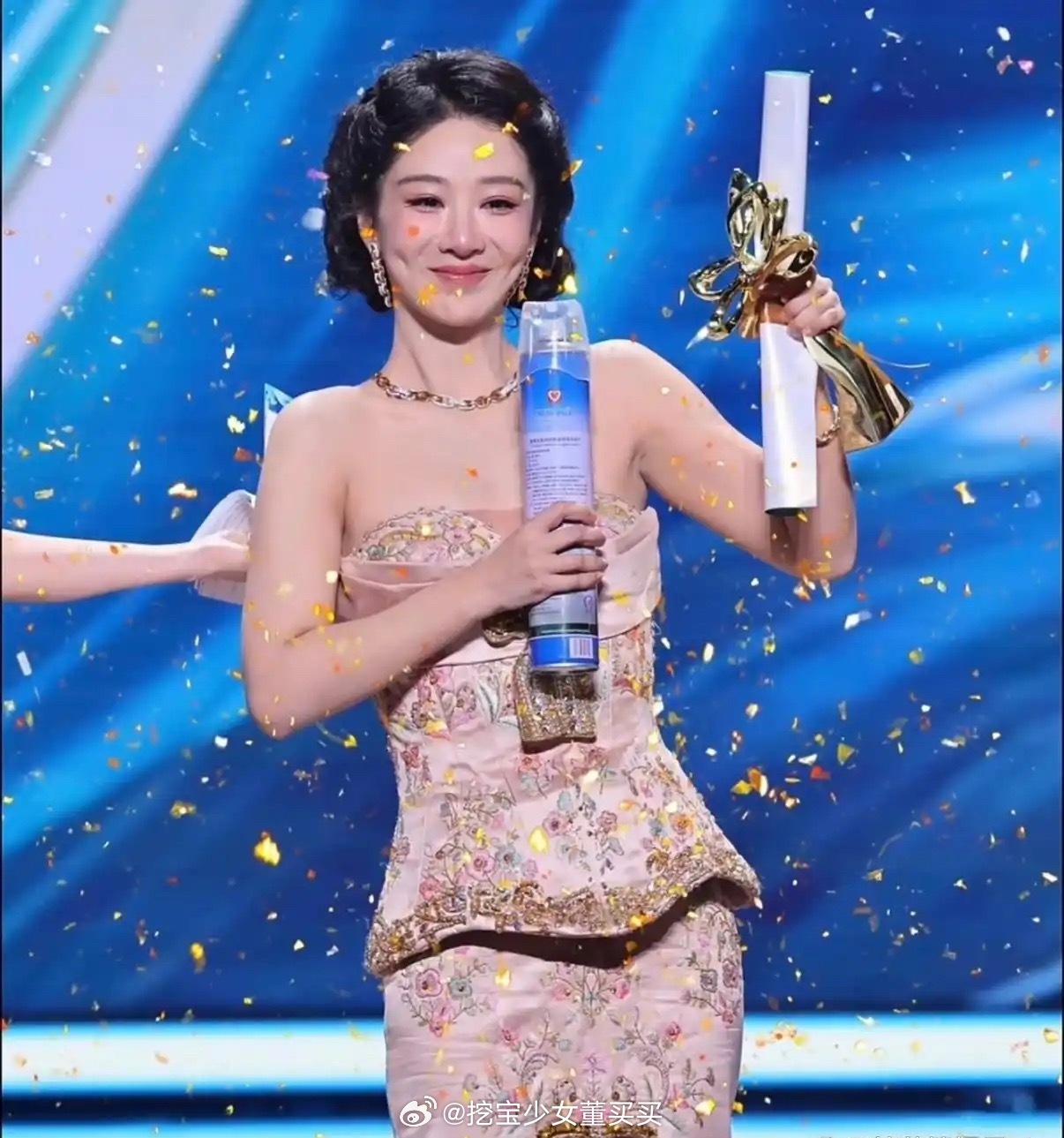 杨紫被质疑未使用原名杨紫刚拿下白玉兰最佳女主角，转头就被人挑刺——质疑她获奖没用