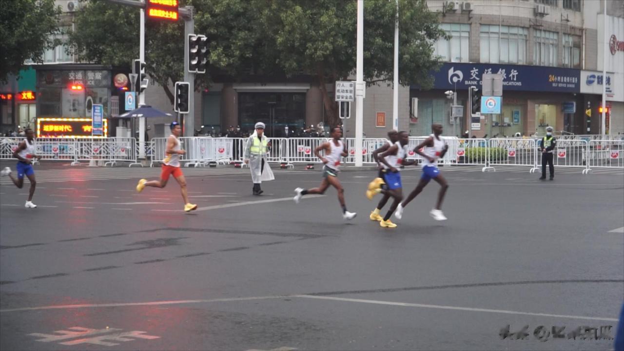 南宁马拉松，遇上下雨，黑人选手一马当先，从7：30民族广场开枪，一直到8:30还