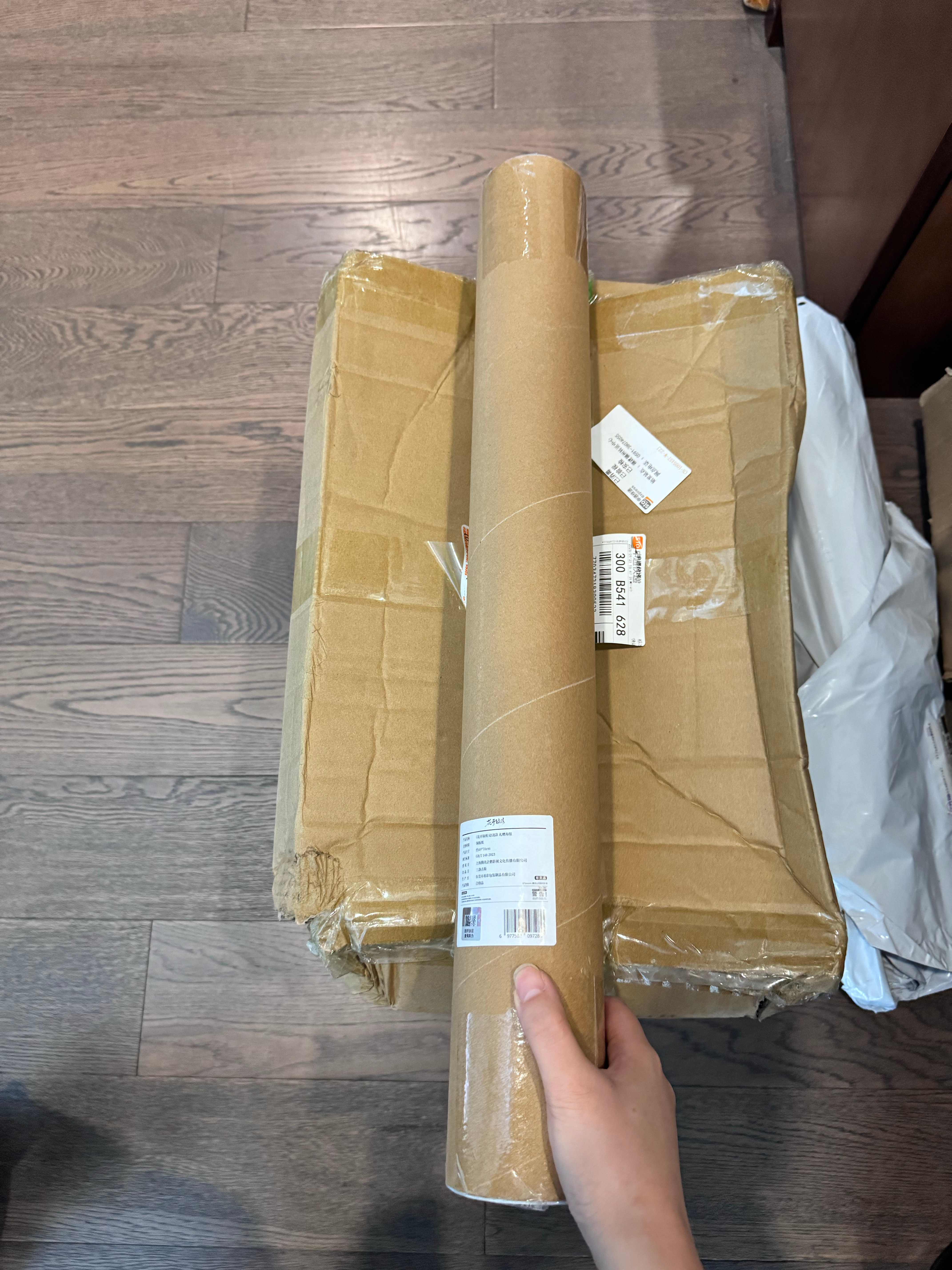 那么长一根。我寻思最近没买过大件东西，拆开一看随曾想花开的赠品海报能有这么大？[