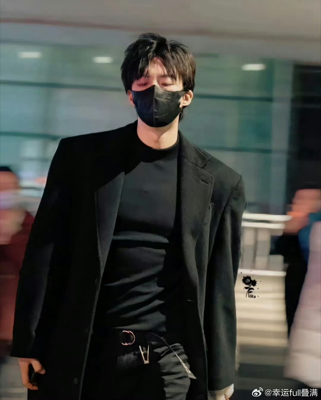 刘宇宁拍不拍腹肌已经不是他说了算 从隐藏腹肌到全网玩梗，刘宇宁用温柔接住所有期待