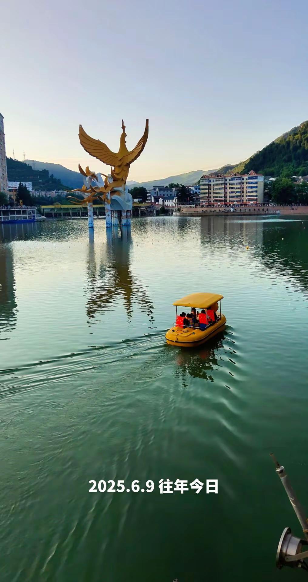 一半山水一半城 水天相接的美景
