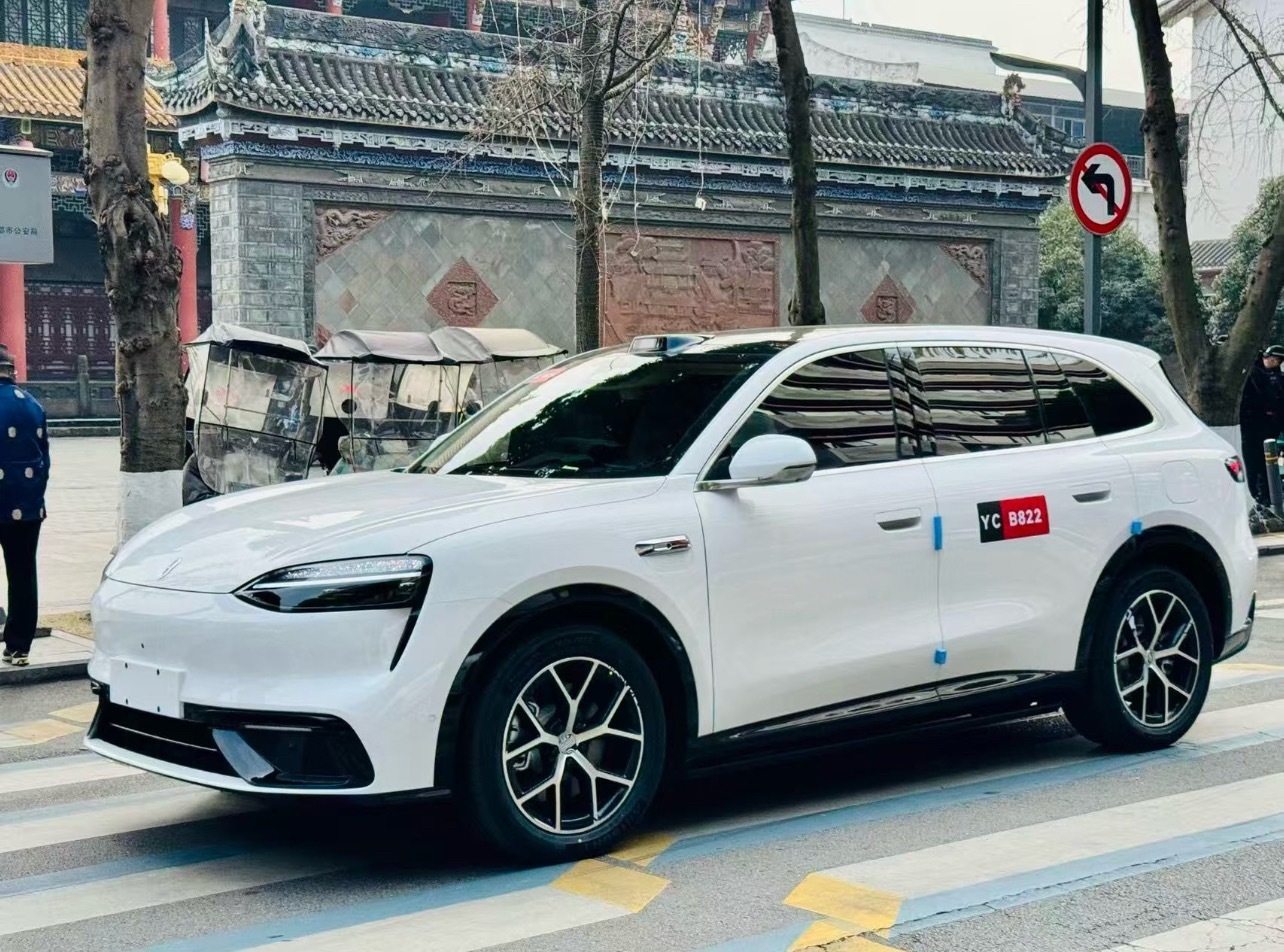 问界M6实车曝光我感觉黑色是目前最好看的颜色，很好的把突兀的前大灯隐藏了起来。白