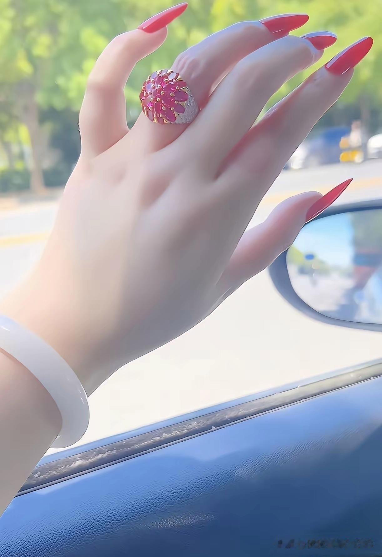 看见一双手保养得白白嫩嫩，不少人心里都会琢磨，手养得这么精致，平常做家务洗衣服做
