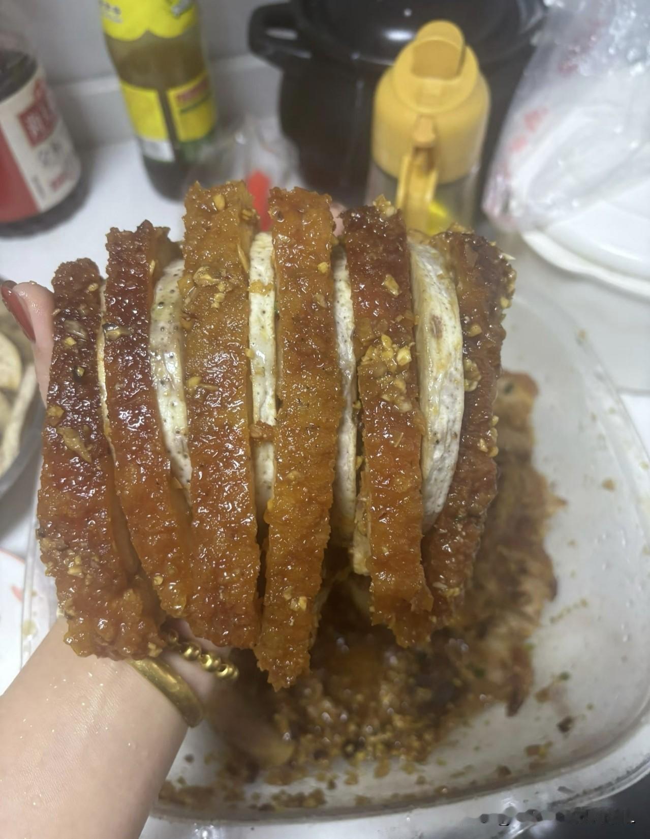 冬至的仪式感必须安排芋头扣肉！

提前一天就把这道菜做好啦，先替大家尝尝鲜～
这