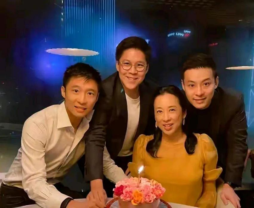 儿子帅不帅看妈妈就知道了，霍氏三兄弟的颜值，一个比一个帅，三兄弟当中应该是霍启仁