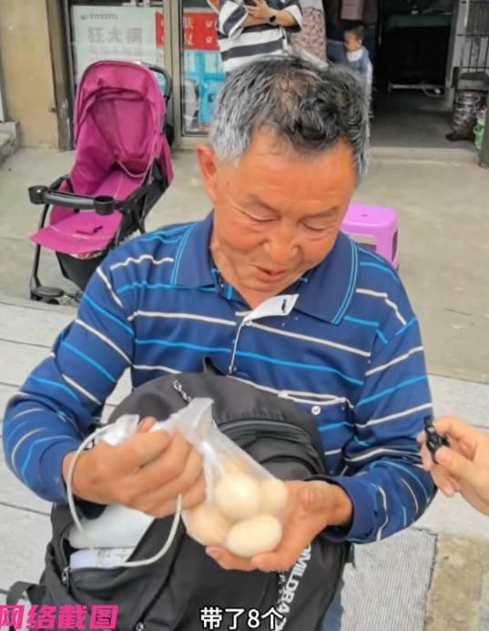 湖南娄底有老父亲背着八个土鸡蛋给自己的儿子接考时一幕感动众人，看到一幕真实的生活