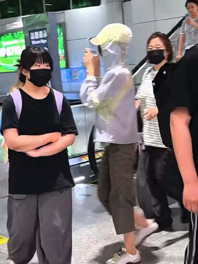 田曦薇假扮代拍走机场田曦薇机场假装粉丝拍王安宇 戏瘾发作的田曦薇上线，机场化身代