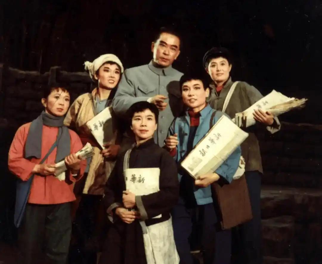 1977年话剧《转折》筹备，王铁成为演好角色，他每天只睡4小时，到处找总理的影音