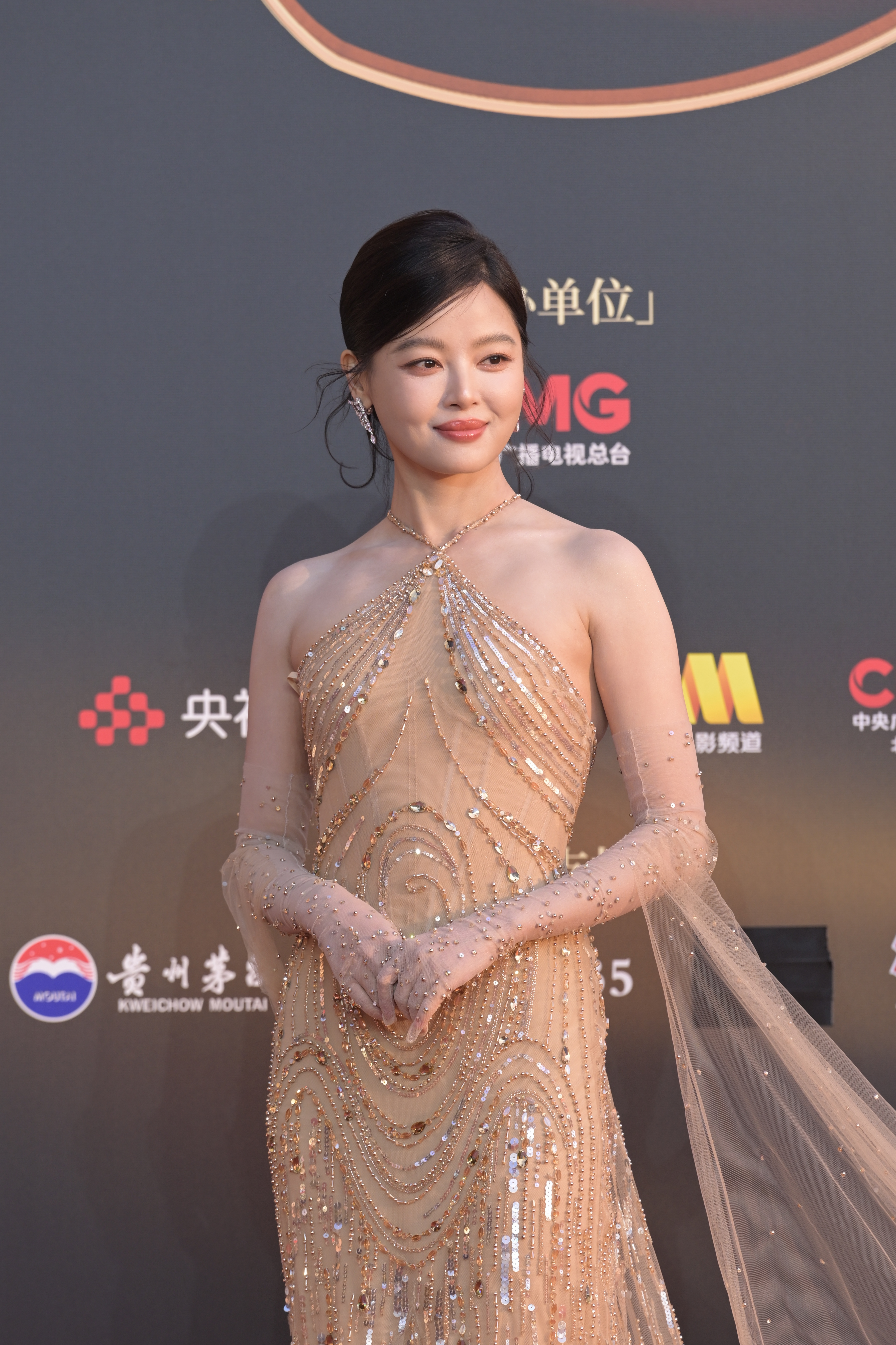 辛芷蕾挂脖鎏金裙辛芷蕾CMG红毯造型生图亮相CMG中国电影盛典红毯 ，一袭鎏金挂