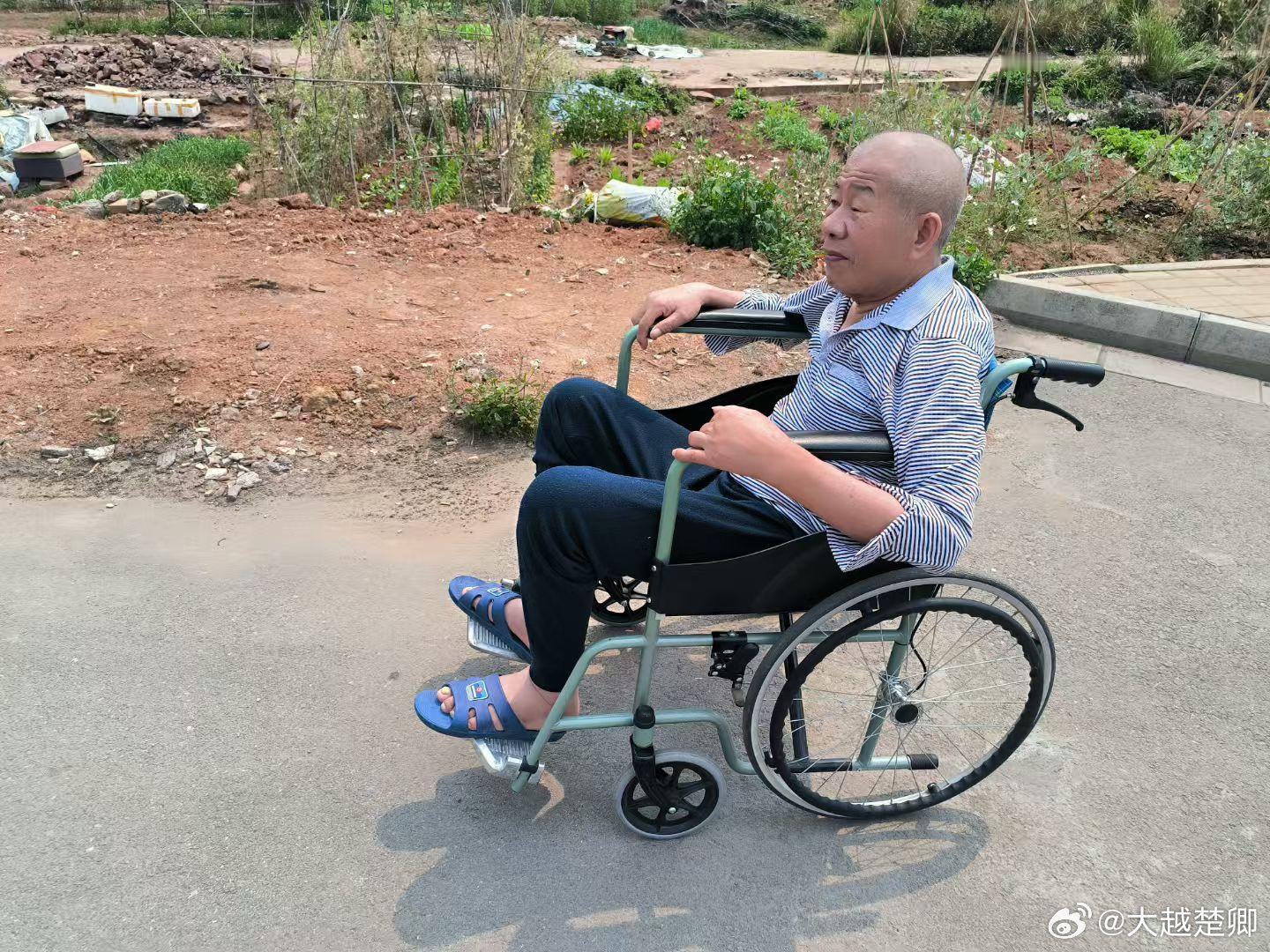 今天父亲节，我和我老爸通了电话。他追问我什么时候回家，我说一周前才回过，下次回要