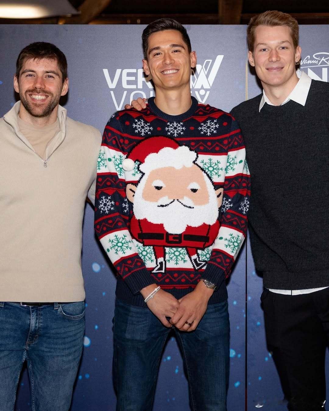 维罗纳这么早就举行圣诞晚餐了。森森这个圣诞毛衣还不错。男排国际排坛动态