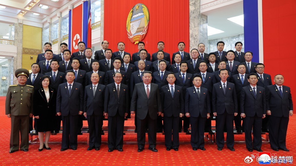 金正恩会见朝鲜政府新届内阁，勉励他们认真履职。 