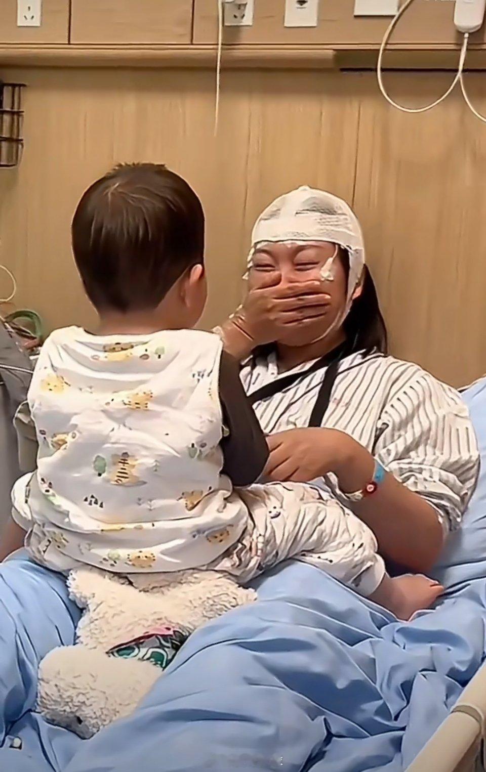 王暖暖抱着孩子泪流满面当妈妈的不容易，尤其是单身妈妈，早日康复吧，愿天下所有的妈