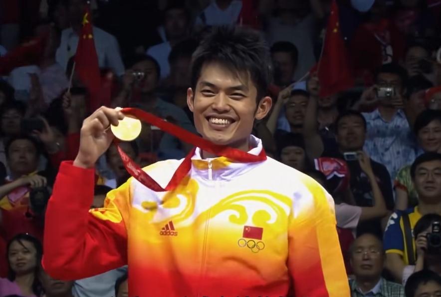 儿子问我：如果你和林丹打一场能拿几分。我不带半点犹豫的说，那得看蛋总会让我几分[