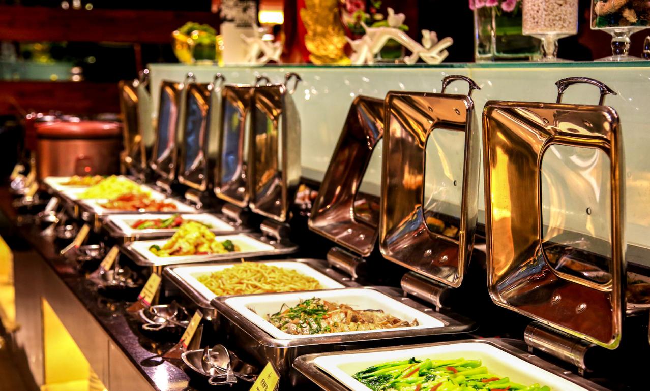 【为了多吃自助餐先节食？这可能很伤身！】

女子节食吃自助餐开腹取食物才脱险银龄