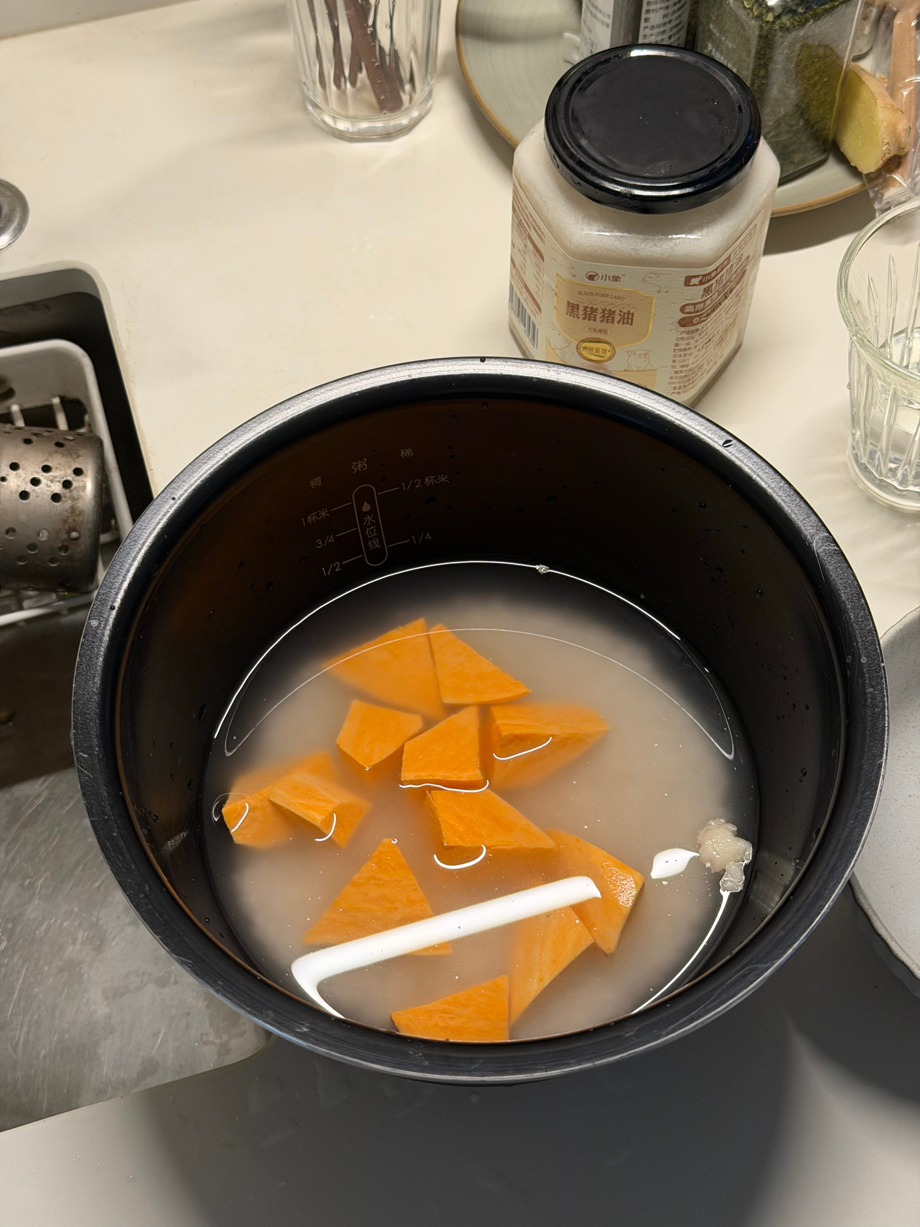 今晚做老外都吵着要吃的中式碳水——红薯干饭，我习惯在煮饭的时候往里面加一点点猪油