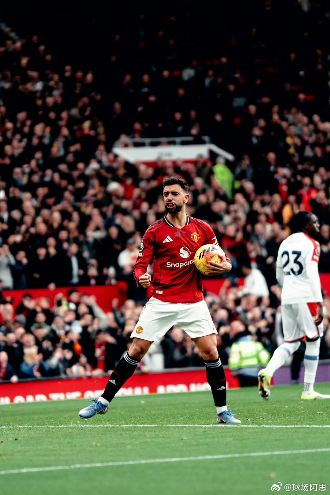 过去40年，只有3名球员为曼联进球和助攻都过百：吉格斯、鲁尼、B费 —— 他再次