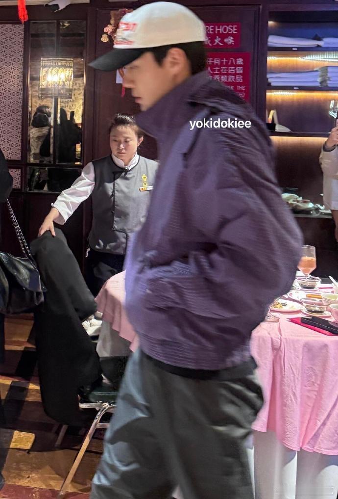 EXO上海吃火锅账单 沪币的威力狠狠感受到了！六人吃火锅花九千多，服务费八百，欧