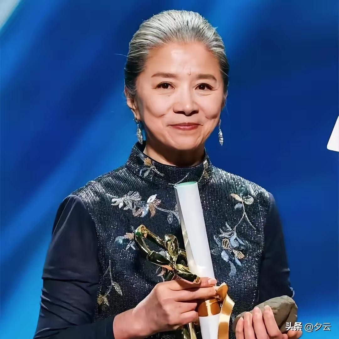 迟蓬实至名归的拿下白玉兰最佳女配
她的获奖感言是多么的真实和平淡啊
大概意思就是