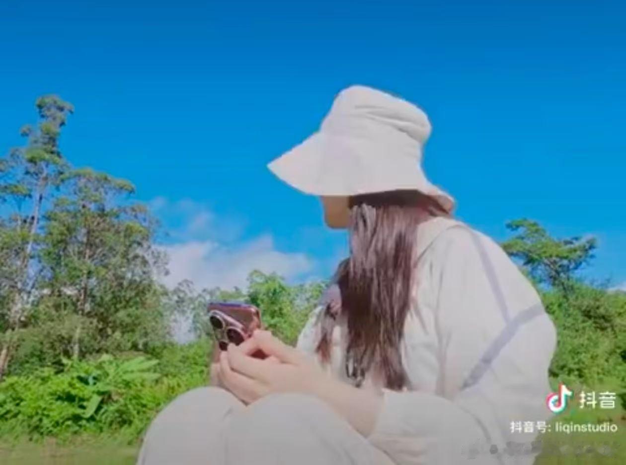 李沁看钱的表情李沁钱来花儿与少年 谁懂啊！看《花儿与少年》真的被李沁圈粉了，一开