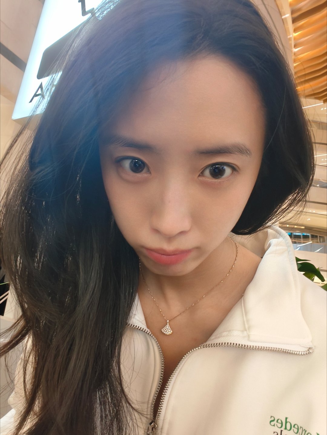 奇奇怪怪的自拍角度 因为我稿子真的写不出了脑瓜子疼😣 