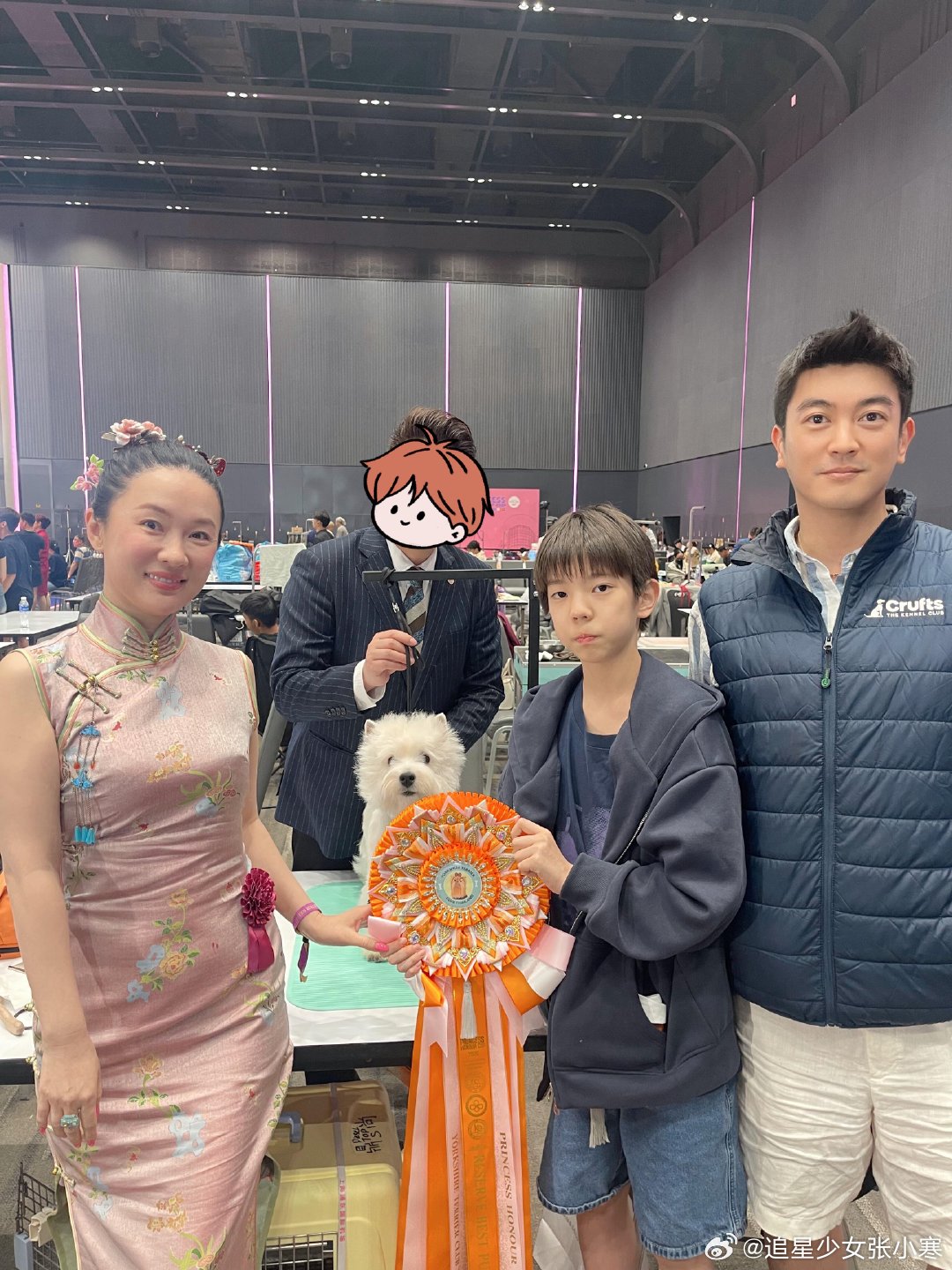 45岁霍思燕近照嗯哼12岁近照霍思燕杜江一家现身泰国公主杯犬赛现场，45岁的霍思