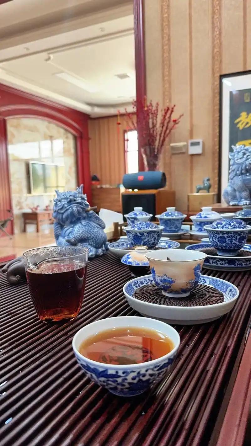真心话茶局，简直是社交中的宝藏局！想象一下，大家围坐在一起，茶香袅袅，在轻松的氛