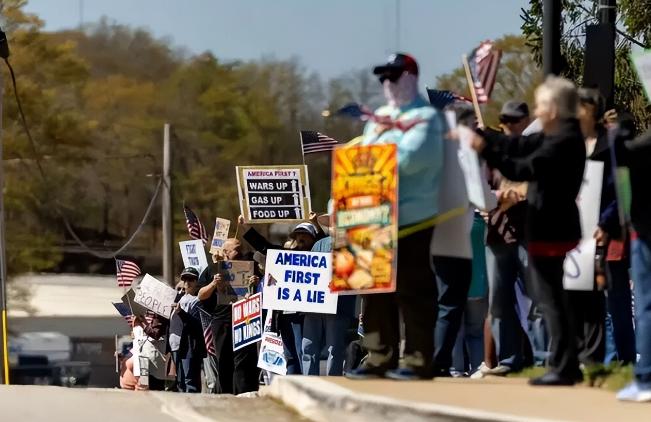 从街头到政坛，美国抗议浪潮蔓延，三重挑战考验国家未来

大家好，我是小派。近期，