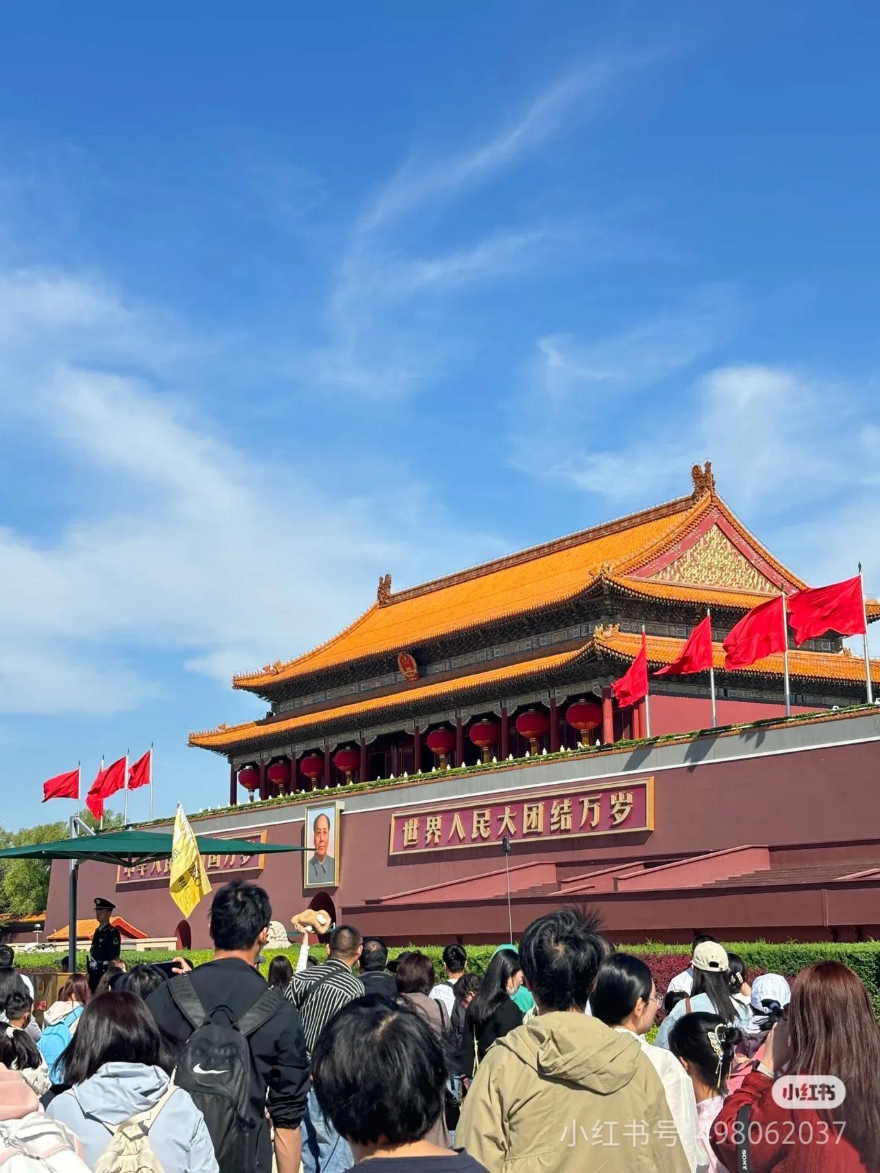 以下是一份北京三日游攻略：
 
第一天：历史人文之旅
 
- 上午：抵达北京后，