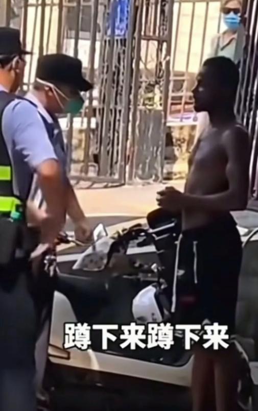 [微风]一名外籍男人在中国闹事，面对警察叔叔的执法他拒不配合，他以为可以耍横，但
