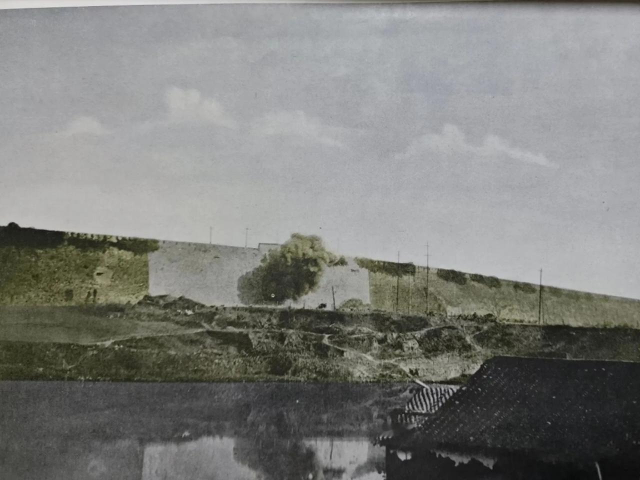 1937年12月，南京寒风刺骨，照片是日军久攻光华门不下，于是工兵对城墙展开爆破