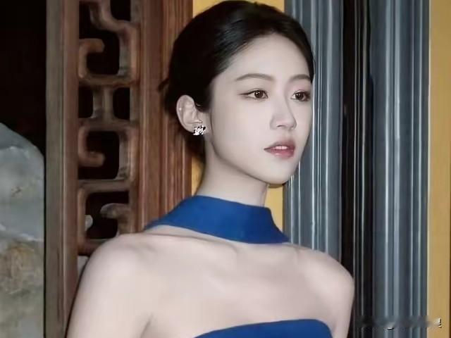 她
出来道歉了
她
为她的吞云吐雾
道歉了

文海冲浪点评
向涵之，因在室内吸烟