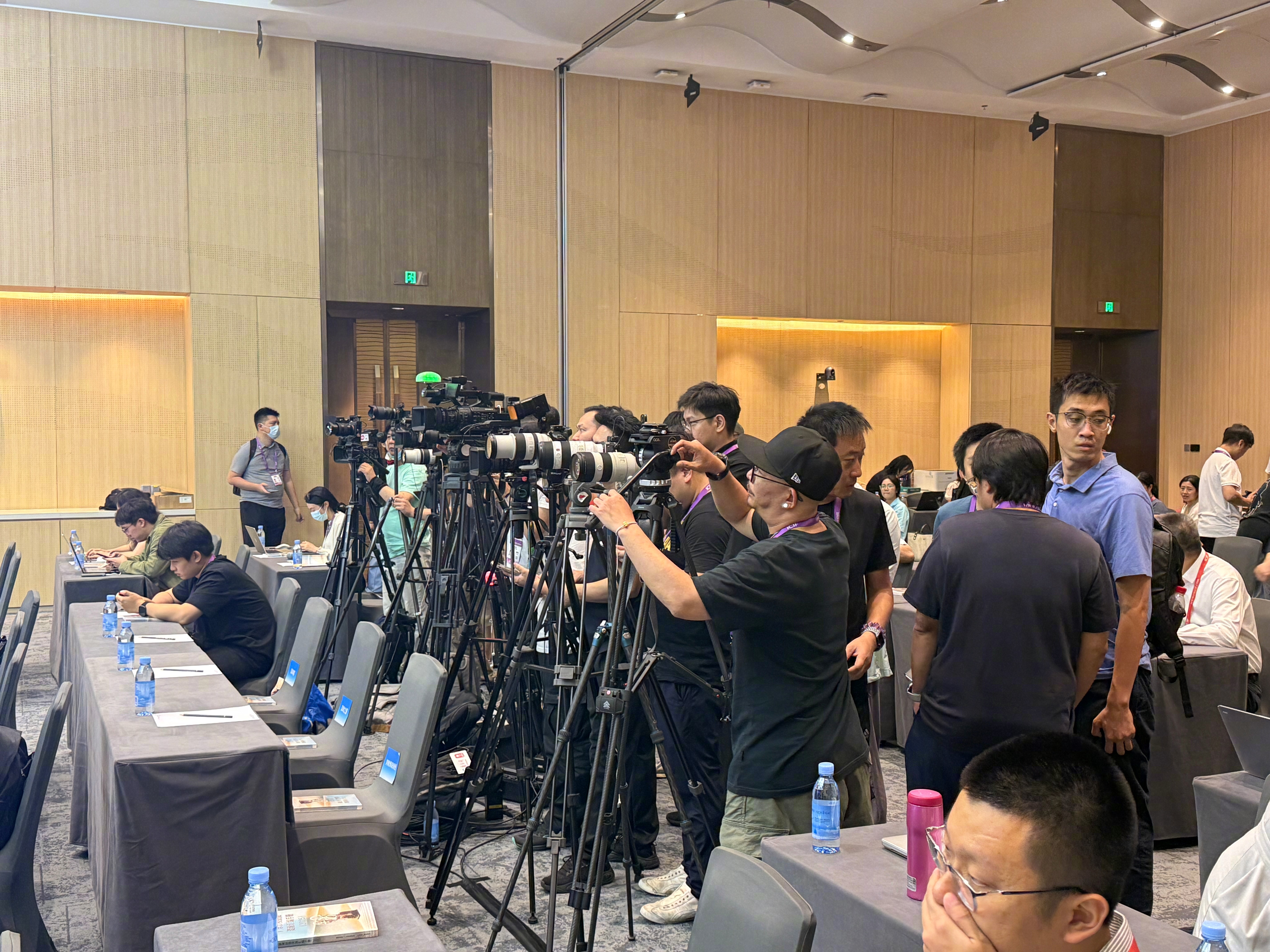 我深感荣幸，能够以自媒体代表的身份参与广东省人民政府新闻办公室举办的新闻发布会。