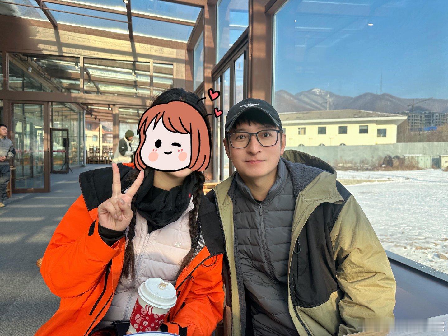 滑雪场偶遇李维嘉网友滑雪场偶遇李维嘉 网友滑雪场偶遇李维嘉，合照里他看着状态贼棒