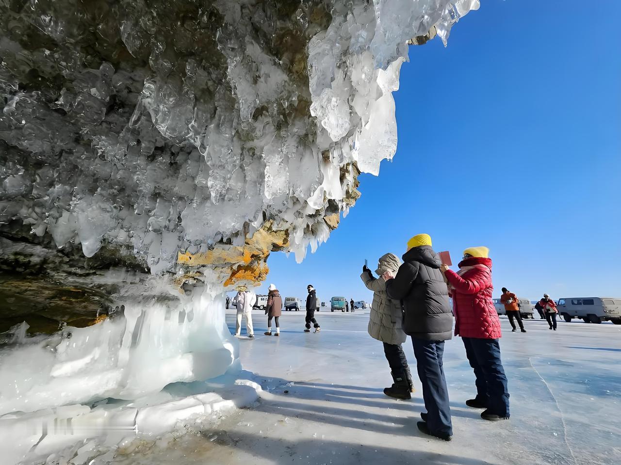 俄罗斯贝加尔湖奥利洪岛附近因冰面破裂沉，导致7名游客身亡，给咱们这六点警示：
