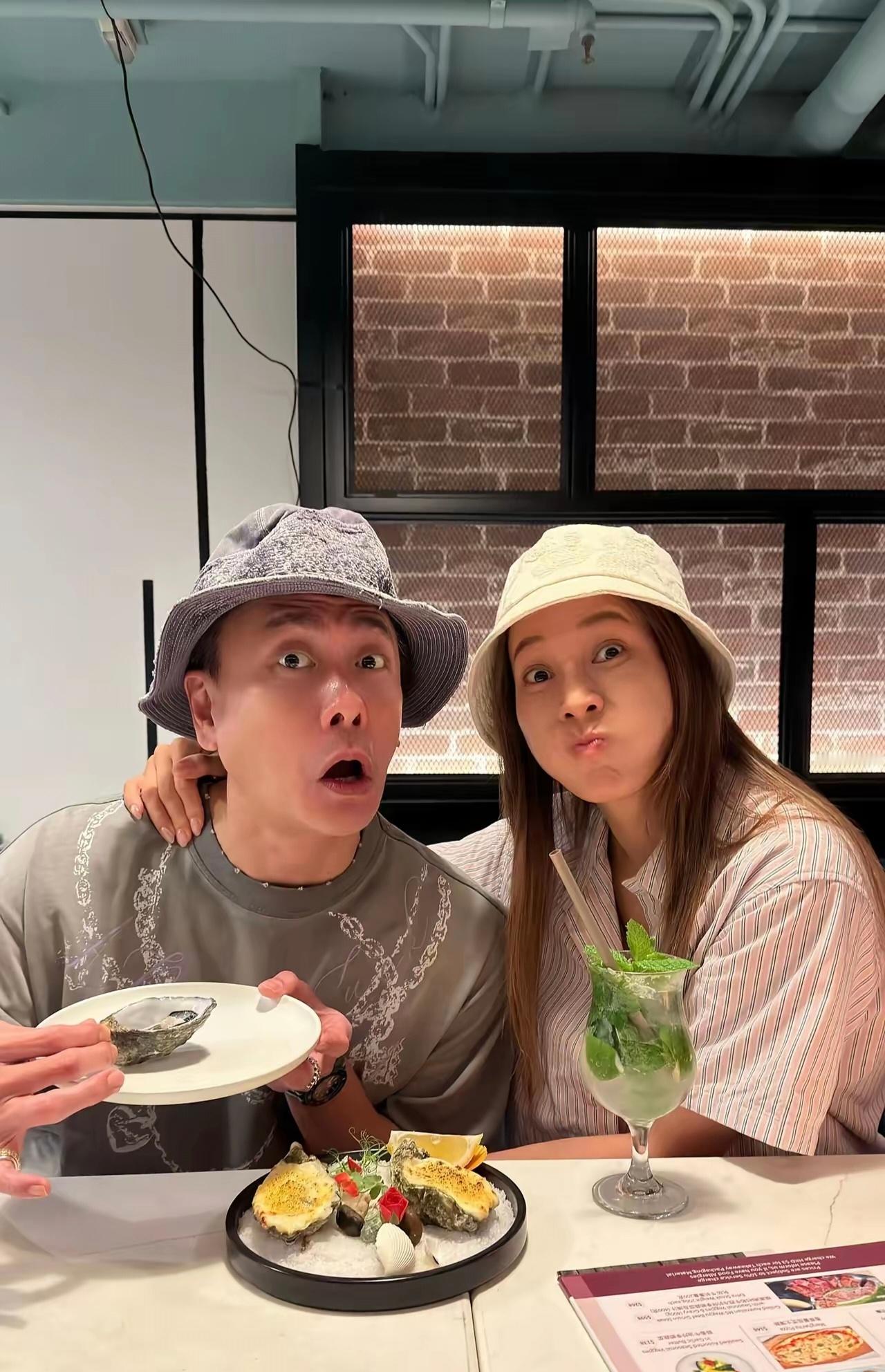 黄宗泽钟嘉欣搞怪合照，看起来真的很开心啊 